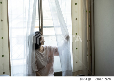 若い女性のポートレート 70871920