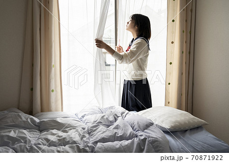 歯磨きをする女性 70871922