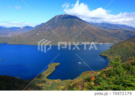半月山展望台から望む中禅寺湖と男体山の絶景 栃木県 半月山展望台から望む中禅寺湖と男体山の絶景 栃木県 70872179