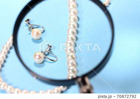 パールのネックレスとイヤリングと拡大鏡 パールのネックレスとイヤリングと拡大鏡 70872792
