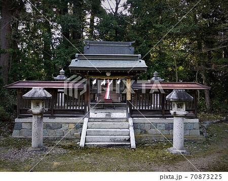 田舎の古い神社 祠の写真素材