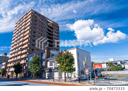 マンションと秋の青空の風景 70873333