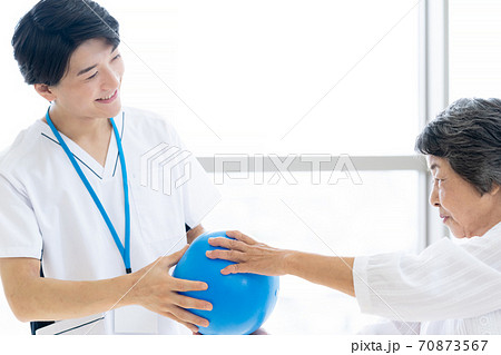 リハビリをするシニア女性と理学療法士 リハビリをするシニア女性と理学療法士 70873567