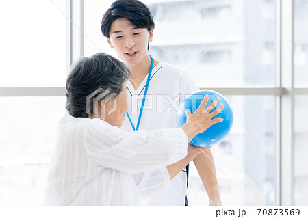 リハビリをするシニア女性と理学療法士 リハビリをするシニア女性と理学療法士 70873569