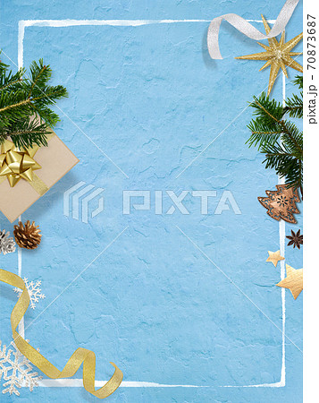 クリスマスの雑貨とブルーの背景 - 複数のバリエーションがあります 70873687