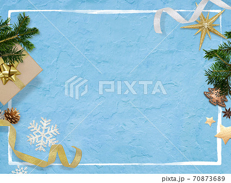 クリスマスの雑貨とブルーの背景 - 複数のバリエーションがあります 70873689