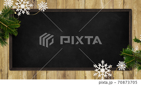 雪のオーナメントともみの木で飾った黒板 - 複数のバリエーションがあります 70873705