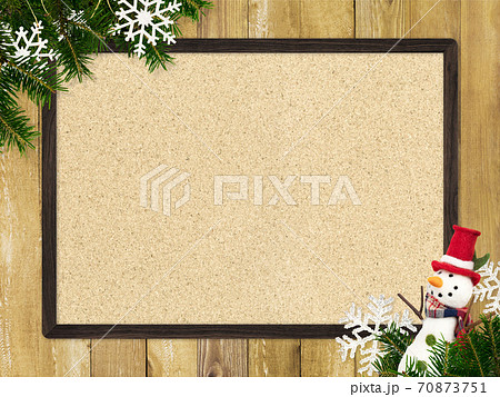 もみの木と雪の結晶で飾ったコルクボード - 複数のバリエーションがあります 70873751
