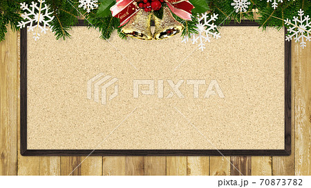 クリスマスの飾り付けをしたコルクボード 複数のバリエーションがありますのイラスト素材