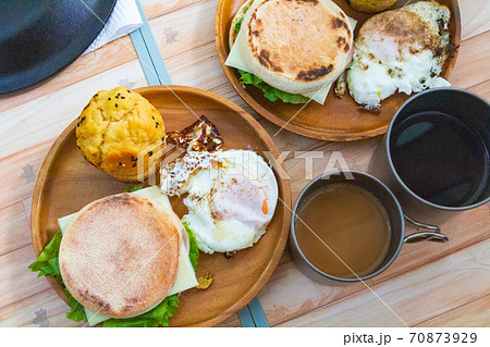 キャンプの朝ごはんの写真素材