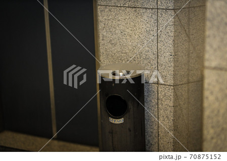 ビルの灰皿 70875152