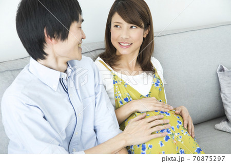 ソファに座る夫婦 ソファに座る夫婦 70875297