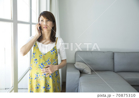 電話をする妊婦 電話をする妊婦 70875310