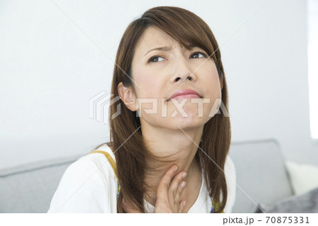喉が痛い女性 70875331