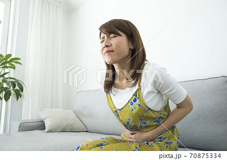 腹痛の女性 腹痛の女性 70875334