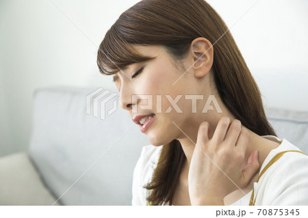 首こりの女性 首こりの女性 70875345