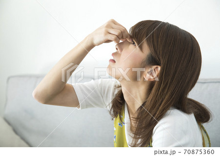 眼精疲労の女性 眼精疲労の女性 70875360