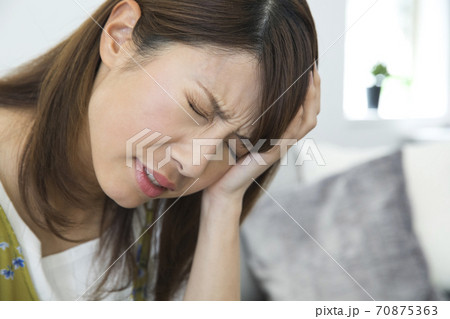 頭痛の女性 頭痛の女性 70875363