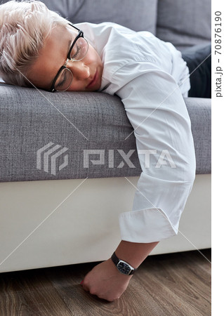sleepy woman doesn't want to hold online lesson sleepy woman doesn't want to hold online lesson 70876190