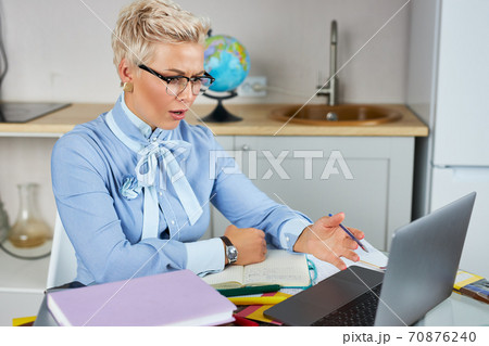 friendly teacher tutor explain rules, lessons at camera 70876240