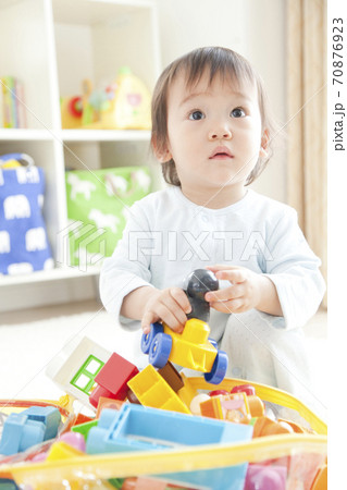玩具で遊ぶ子供 玩具で遊ぶ子供 70876923