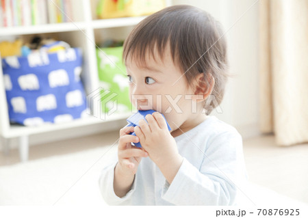 玩具で遊ぶ子供 玩具で遊ぶ子供 70876925