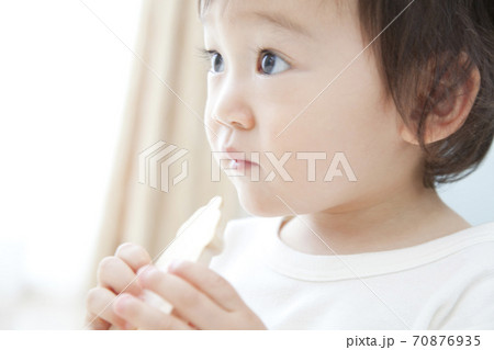 玩具で遊ぶ男の子 玩具で遊ぶ男の子 70876935