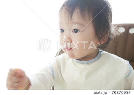 ベビーチェアに座る男の子 ベビーチェアに座る男の子 70876957