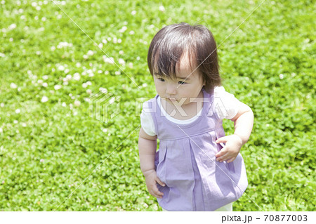 公園で遊ぶ女の子 公園で遊ぶ女の子 70877003