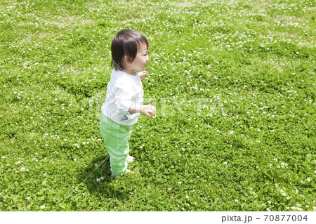 公園で遊ぶ男の子 公園で遊ぶ男の子 70877004