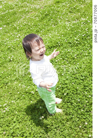 公園で遊ぶ男の子 公園で遊ぶ男の子 70877006
