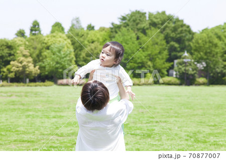 公園で遊ぶ親子 公園で遊ぶ親子 70877007