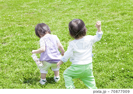 公園で遊ぶ子供 公園で遊ぶ子供 70877009