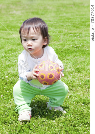公園で遊ぶ男の子 公園で遊ぶ男の子 70877014