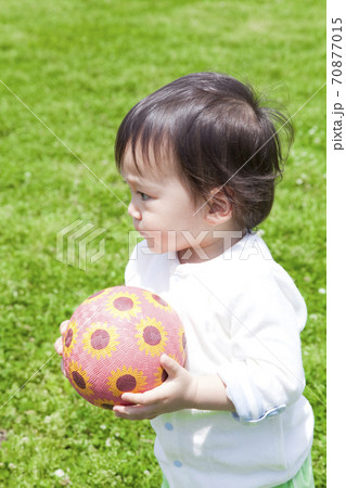 公園で遊ぶ男の子 公園で遊ぶ男の子 70877015