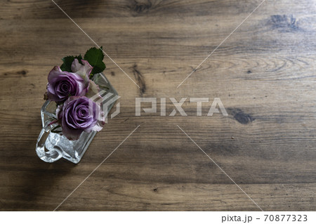 花瓶に生けられた紫の薔薇 花瓶に生けられた紫の薔薇 70877323