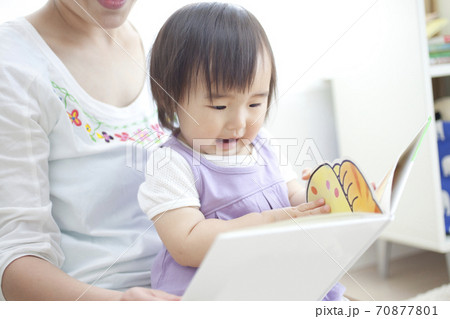 絵本を読む親子 70877801