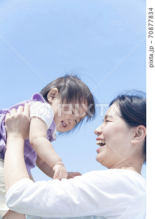 子供を抱っこする母親 70877834