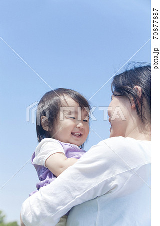 子供を抱っこする母親 70877837