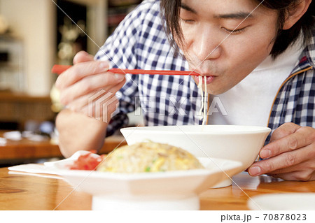 ラーメンを食べる男性 ラーメンを食べる男性 70878023