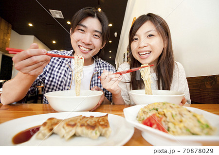 ラーメンを食べるカップル ラーメンを食べるカップル 70878029
