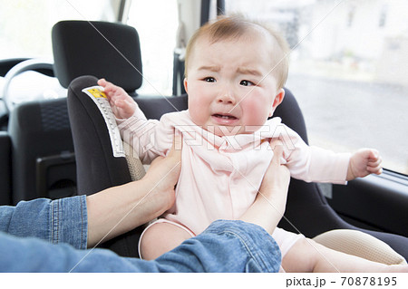 ベビーシートに座る赤ちゃん 70878195