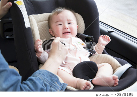 ベビーシートに座る赤ちゃん ベビーシートに座る赤ちゃん 70878199