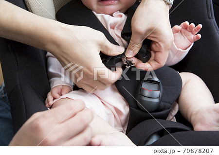 ベビーシートに座る赤ちゃん 70878207