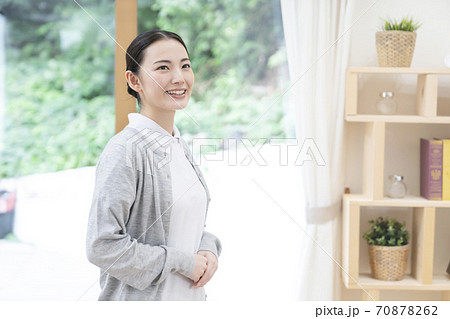 若い女性介護士 70878262