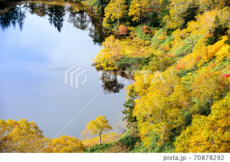 美しい紅葉に囲まれた朝の熊沼 岩手県 美しい紅葉に囲まれた朝の熊沼 岩手県 70878292