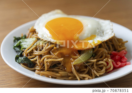半熟の目玉焼きが乗ったソース焼きそば 70878351