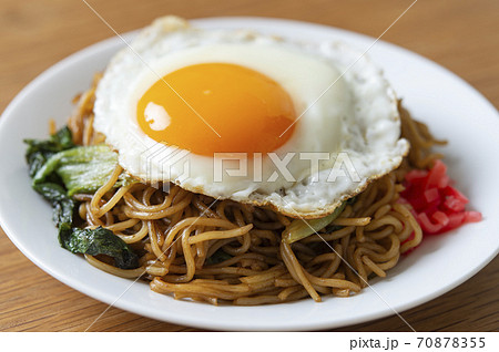 目玉焼きが乗ったソース焼きそば 70878355