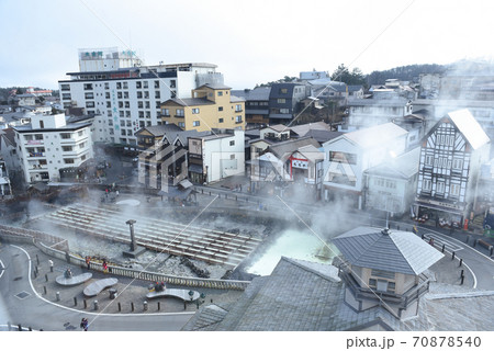 【群馬県】日本の温泉街、冬の草津温泉の湯畑 70878540