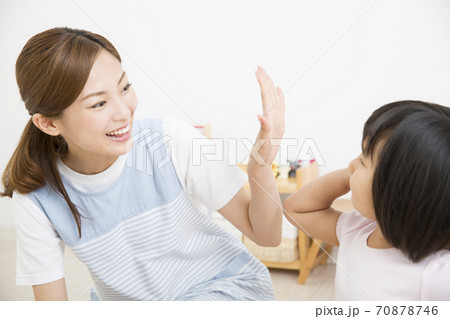 幼稚園児と先生 70878746